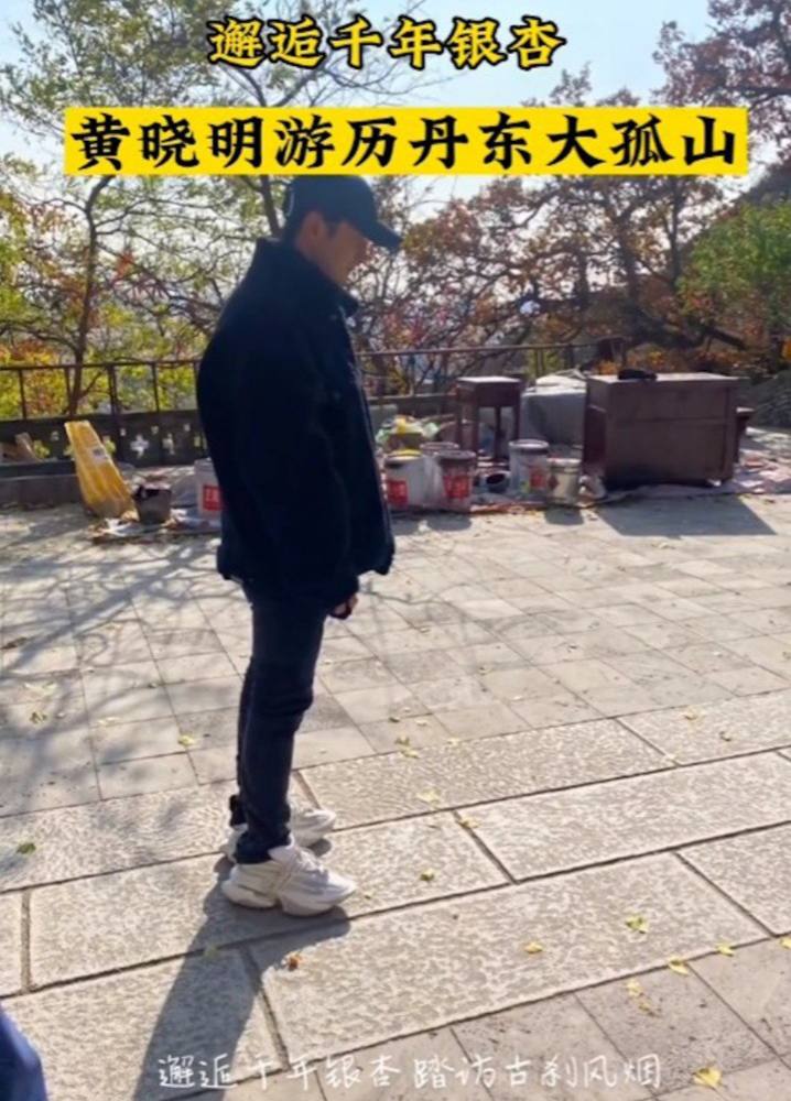 今次黃曉明又發現一拖二現身。